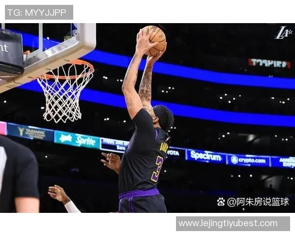 迈克布朗暂停时特别强调拉塞尔在进攻端的重要性与战术安排 迈克布朗暂停时特别强调拉塞尔在进攻端的重要性与战术安排