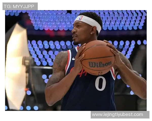 卢指导赞比尔对抗训练表现出色移动能力令人印象深刻 卢指导赞比尔对抗训练表现出色移动能力令人印象深刻