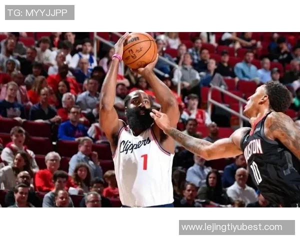 哈登训练后坚持加练超一小时展现职业精神与拼搏态度 哈登训练后坚持加练超一小时展现职业精神与拼搏态度