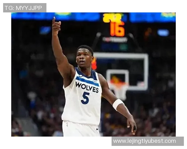 爱德华兹重返亚特兰大客场比赛祖父身穿森林狼装备全力支持 爱德华兹重返亚特兰大客场比赛祖父身穿森林狼装备全力支持